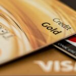 Cartoes de credito representando construcao de historico financeiro nos EUA