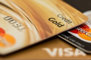 Cartoes de credito representando construcao de historico financeiro nos EUA