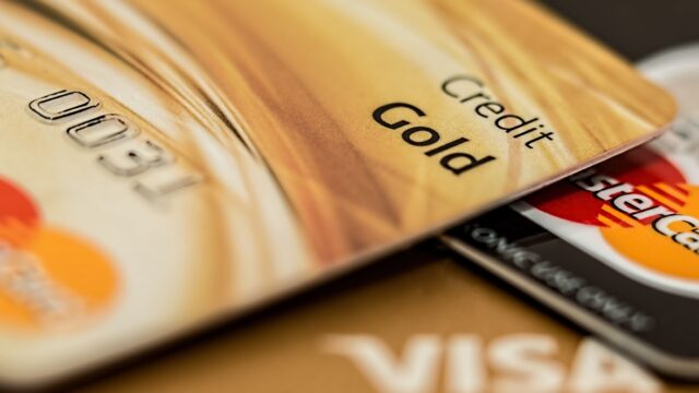 Cartoes de credito representando construcao de historico financeiro nos EUA