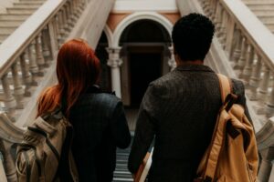 Estudantes universitários caminhando em campus de universidade nos EUA