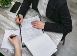 Documentos de visto de trabalho sendo revisados em reunião de negócios