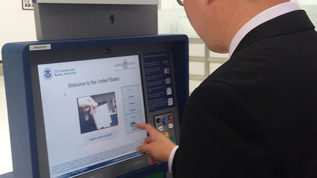 Viajante usando quiosque do Global Entry no aeroporto internacional de Miami