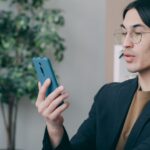 Homem usando aplicativo no celular