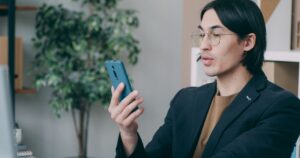 Homem usando aplicativo no celular