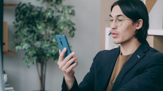 Homem usando aplicativo no celular