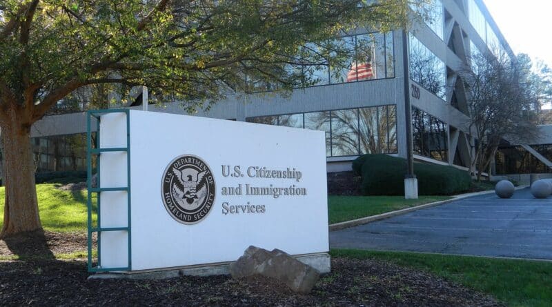 Nova regra da USCIS pode negar seu pedido por erro na assinatura a partir de 10 de julho
