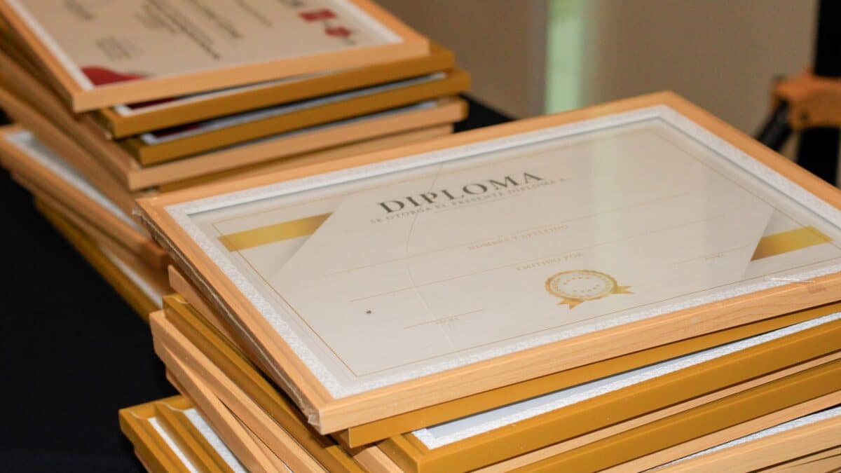 Pilha de diplomas emoldurados prontos para cerimonia