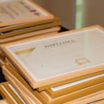 Pilha de diplomas emoldurados prontos para cerimonia