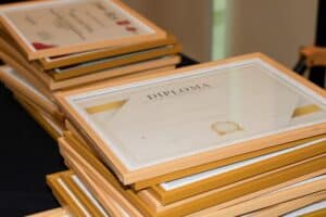 Pilha de diplomas emoldurados prontos para cerimonia