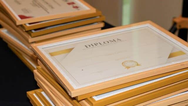 Pilha de diplomas emoldurados prontos para cerimonia