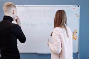 Professora ensinando ingles a um aluno adulto