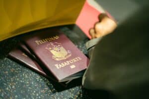 Passaportes sendo verificados em aeroporto
