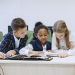 Crianças em sala de aula fazendo atividade escolar