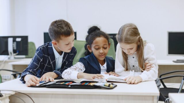 Crianças em sala de aula fazendo atividade escolar