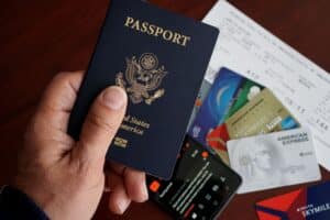 Passaporte americano com cartões e celular sobre a mesa