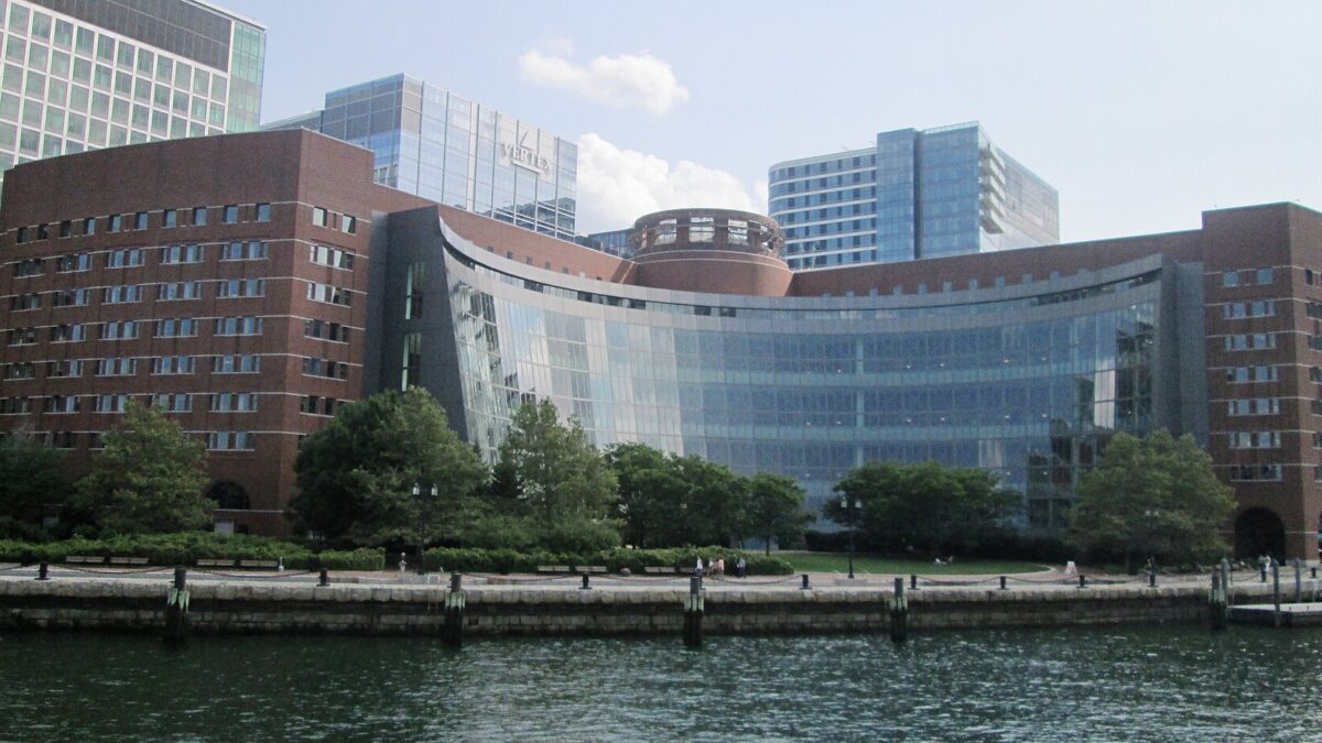 John Joseph Moakley United States Courthouse, em Boston, onde tramita a acao do DOJ contra a lei de mensalidade de residente de Massachusetts