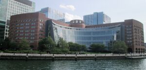 John Joseph Moakley United States Courthouse, em Boston, onde tramita a acao do DOJ contra a lei de mensalidade de residente de Massachusetts