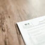 Documentos de imigracao sobre uma mesa