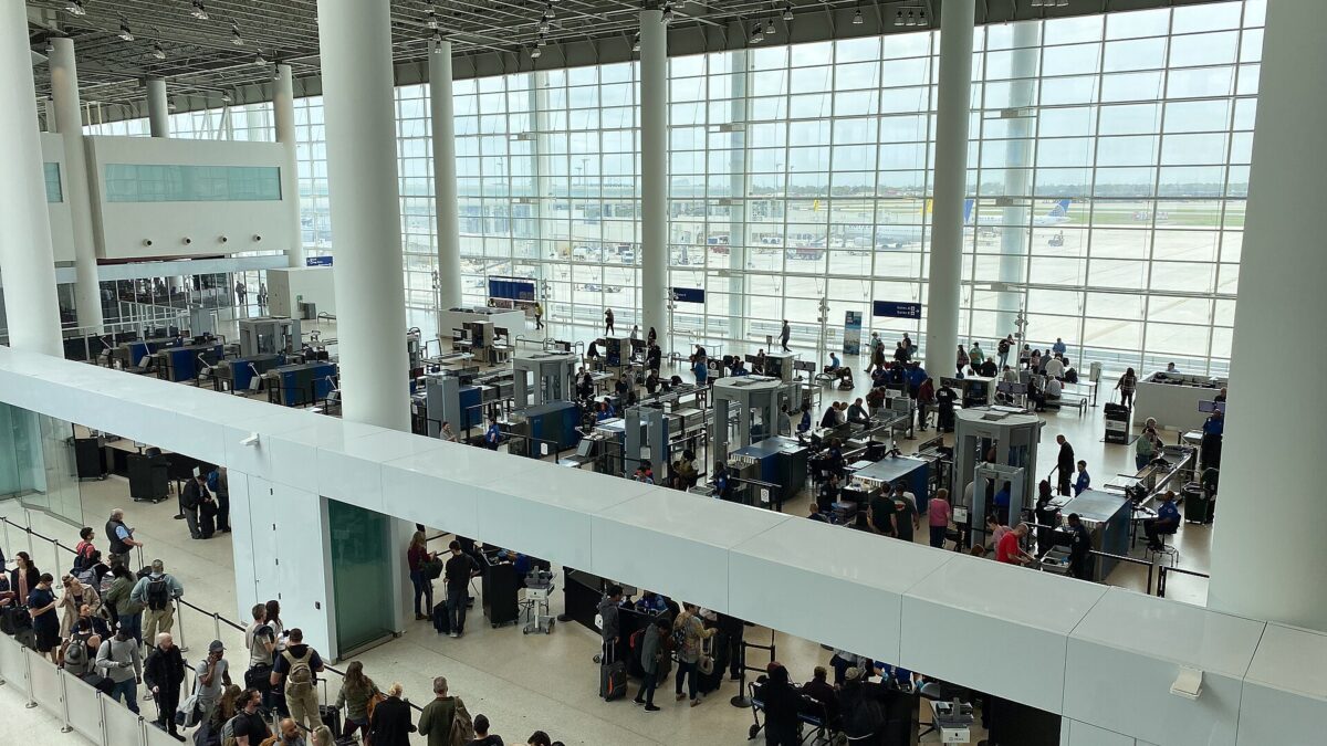 Área de checkpoint de segurança da TSA em um aeroporto americano