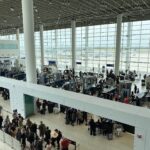 Área de checkpoint de segurança da TSA em um aeroporto americano