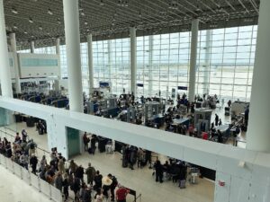 Área de checkpoint de segurança da TSA em um aeroporto americano
