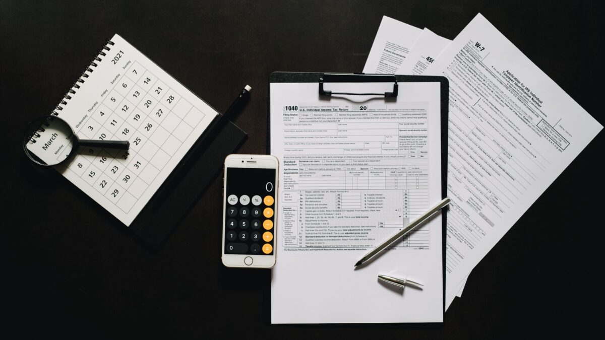 Formularios de imposto do IRS 1040 e W-7 com calculadora