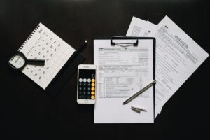 Formularios de imposto do IRS 1040 e W-7 com calculadora