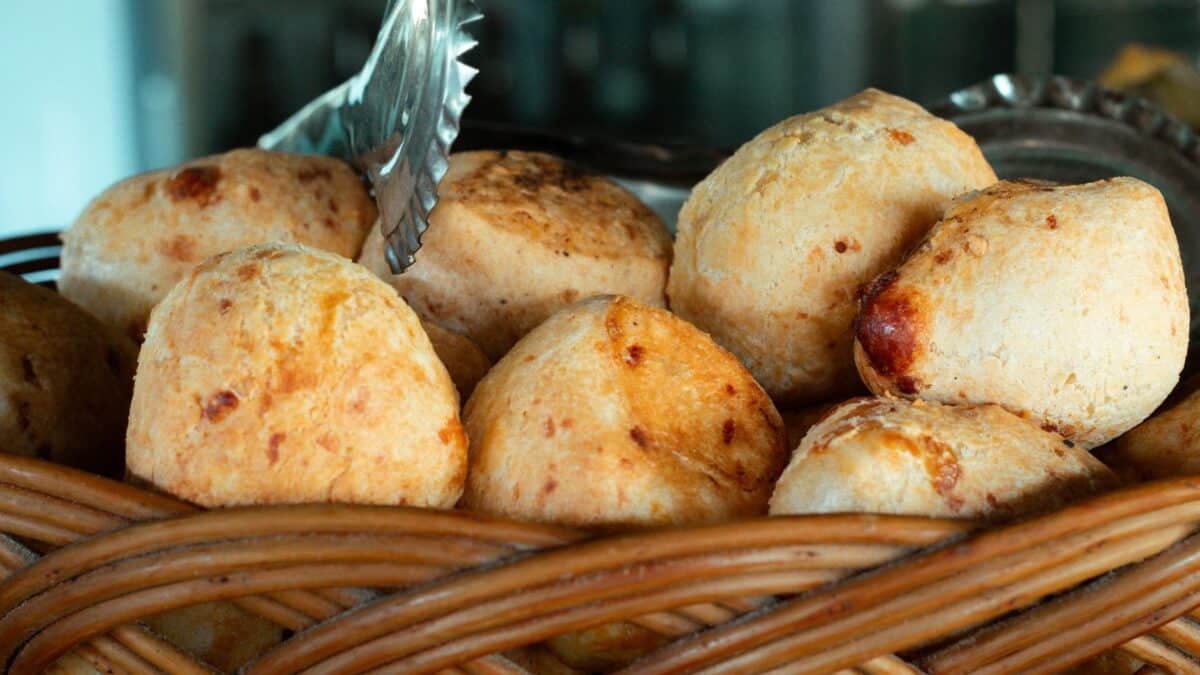 Cesta de pão de queijo, comida brasileira tradicional