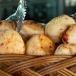 Cesta de pão de queijo, comida brasileira tradicional