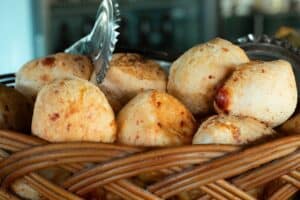 Cesta de pão de queijo, comida brasileira tradicional
