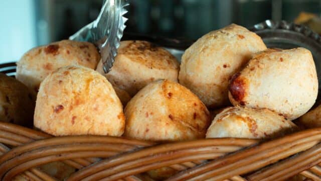 Cesta de pão de queijo, comida brasileira tradicional