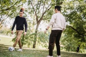 Amigos jogando futebol em um parque