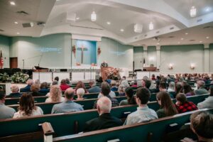 Congregação reunida em igreja, ilustrando comunidade e rede de apoio