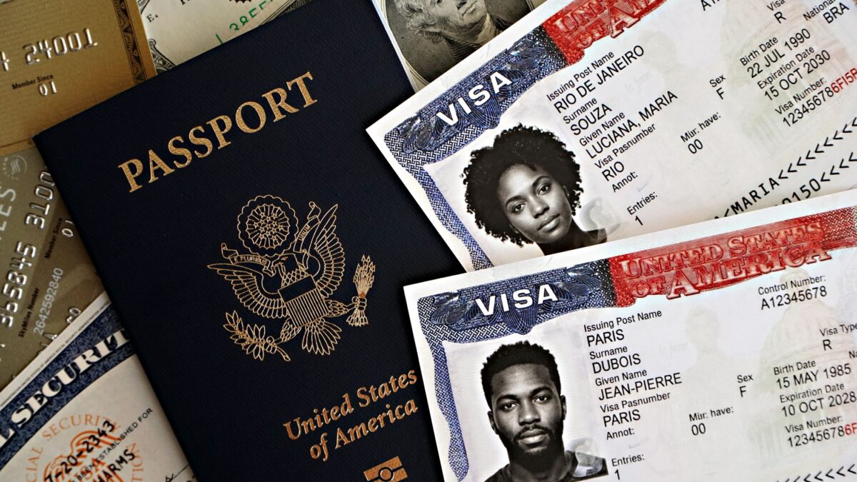 Passaporte americano com vistos, representando o boletim de vistos e green card