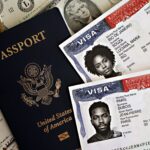 Passaporte americano com vistos, representando o boletim de vistos e green card