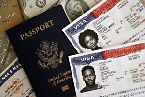 Passaporte americano com vistos, representando o boletim de vistos e green card