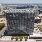 Fachada de um tribunal federal dos Estados Unidos, com colunas neoclássicas e bandeira americana