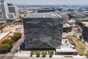 Fachada de um tribunal federal dos Estados Unidos, com colunas neoclássicas e bandeira americana