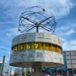 Relógio mundial de Berlim mostrando horários de diferentes fusos