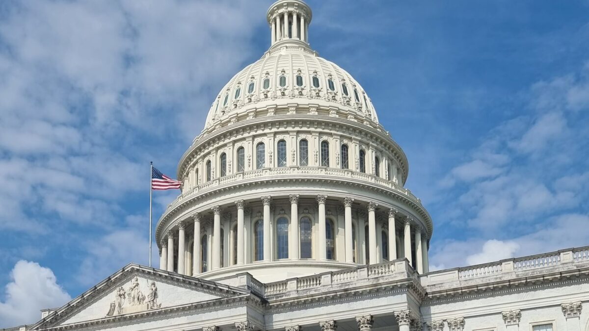 Fachada do Capitólio dos Estados Unidos em Washington, DC, símbolo do governo federal americano em shutdown