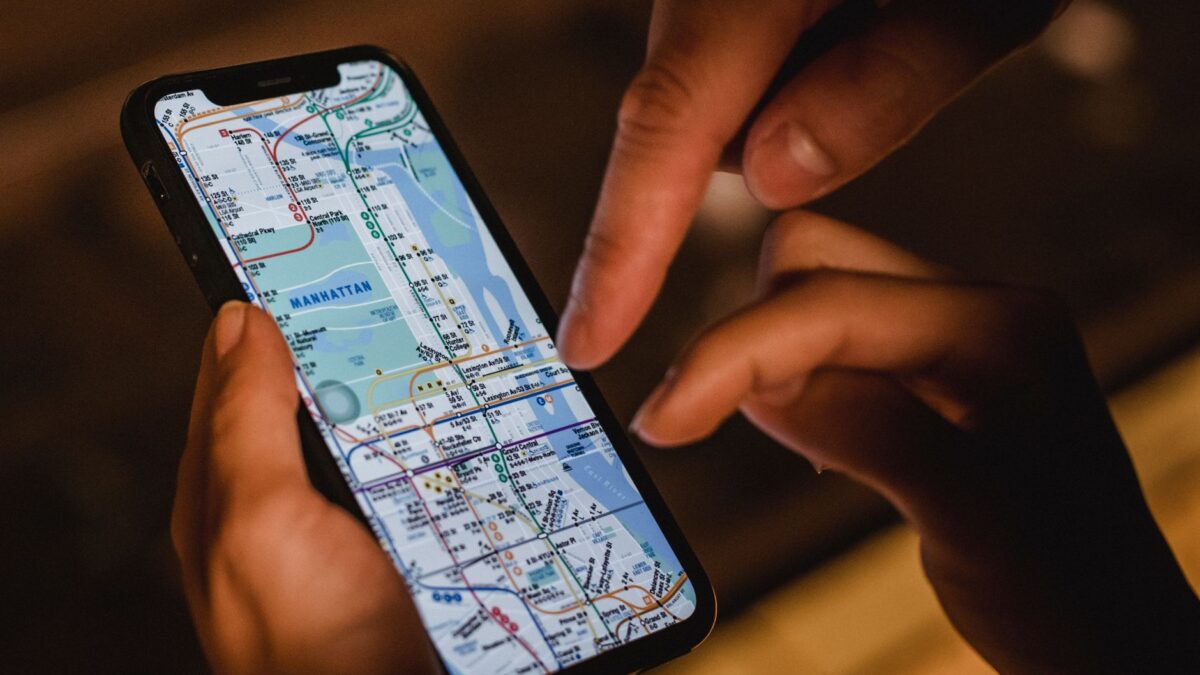 Pessoa consultando mapa do metrô de Nova York no celular, representando o uso de aplicativos com geolocalização nos EUA