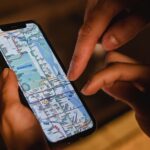Pessoa consultando mapa do metrô de Nova York no celular, representando o uso de aplicativos com geolocalização nos EUA