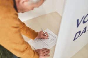 Homem votando em cabine eleitoral, representando o dia da votação do 1º turno das Eleições 2026